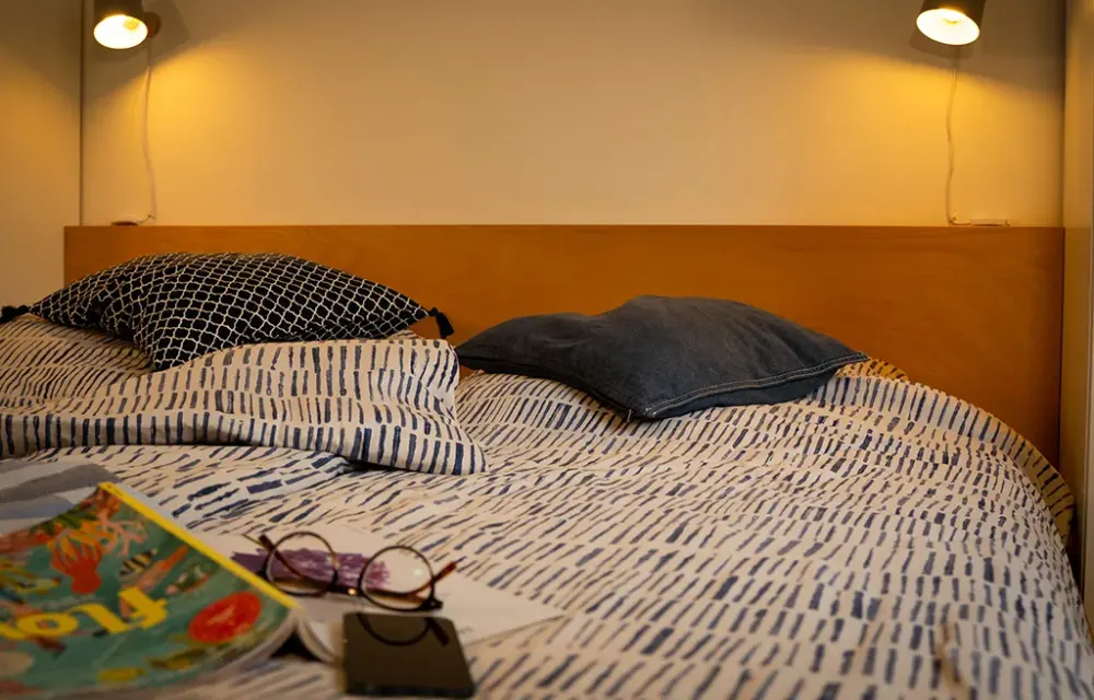 Schlafzimmer mit Doppelbett