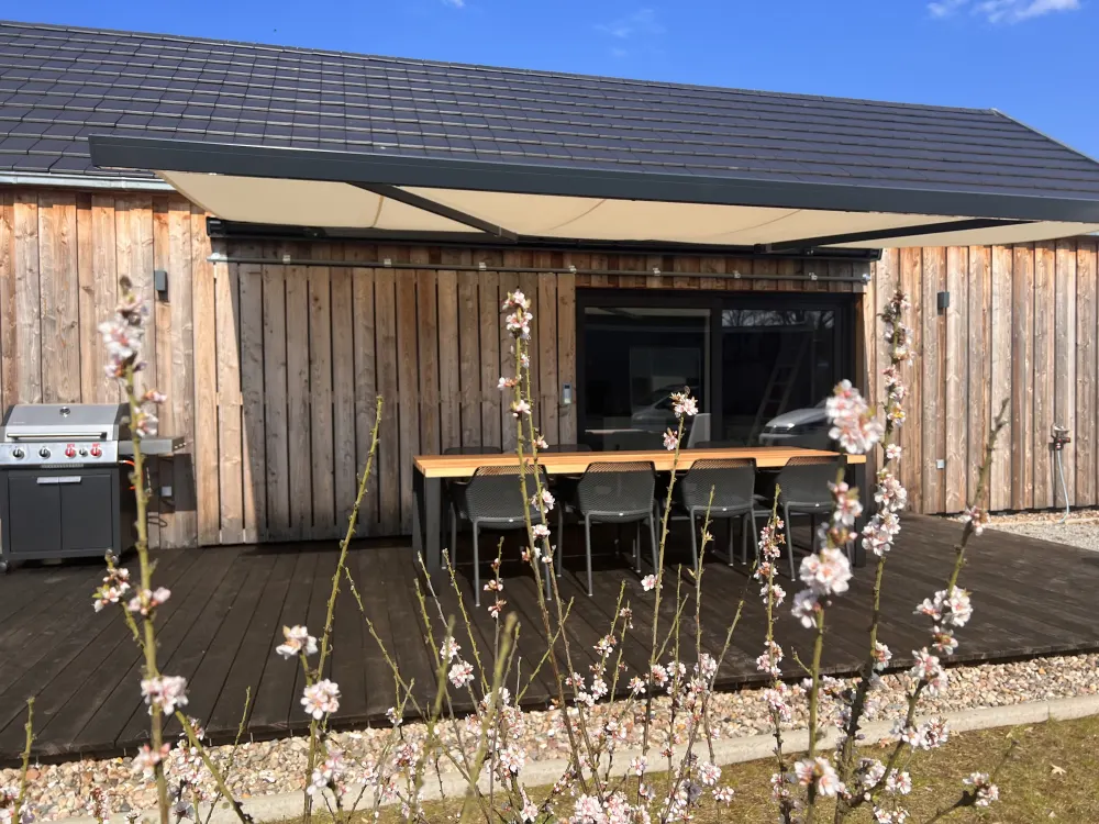 Sonnenterrasse mit Markise und Gasgrill