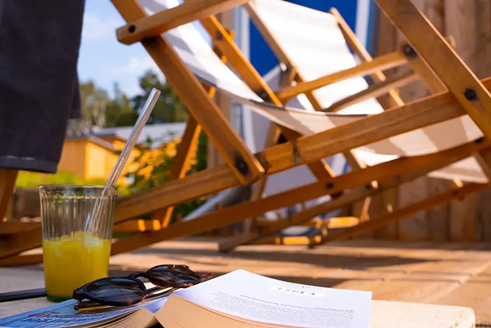 Liegestuhl und Saft auf der Terrasse