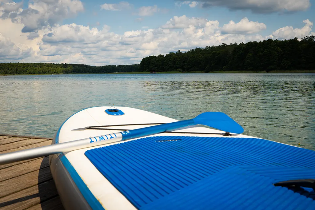 SUP-Board auf dem Steg