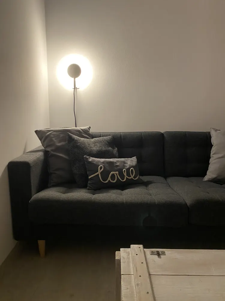 Wohnbereich mit Sofa und Leseleuchte